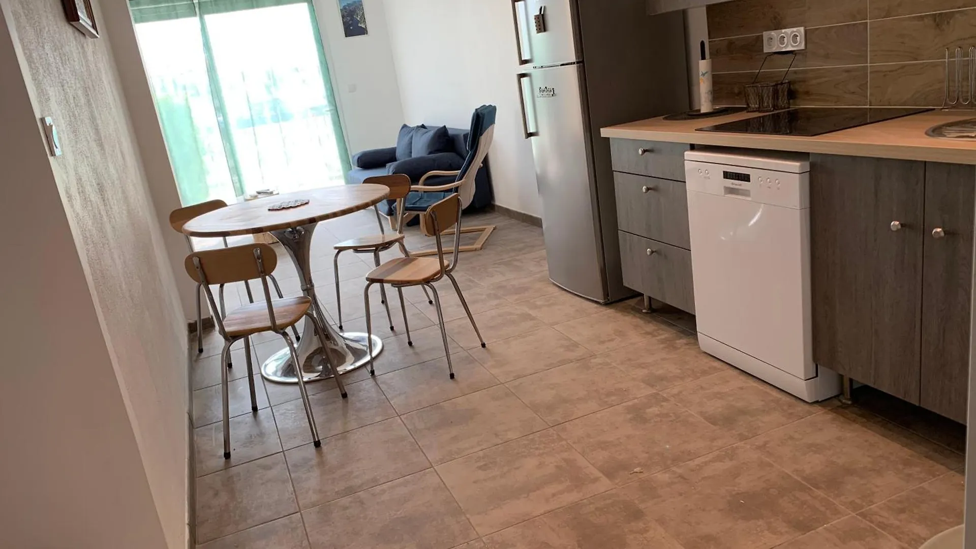 Logement A 2 Pas De La Plage Et Centre Village Saintes-Maries-de-la-Mer 0*,  France